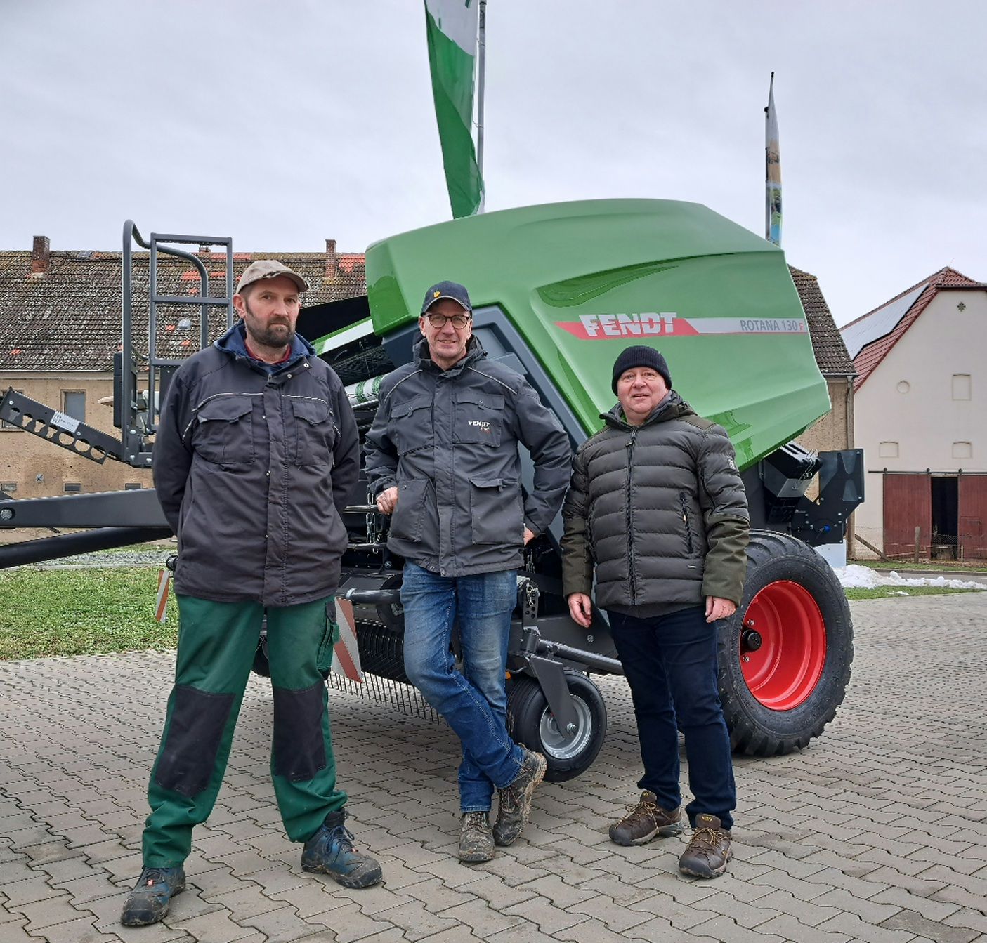 Übergabe Rundballenpresse Fendt Rotana 130F Xtra an Landwirtschaftsbetrieb Gentsch Hof